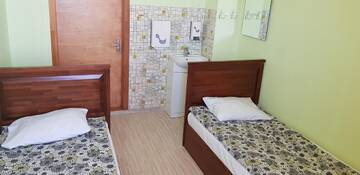 Фото номера Двухместный номер с 2 отдельными кроватями и окном Хостелы Hostel Mare г. Роя 4